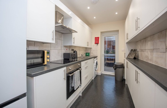 Sutton Cottage - 4 Bed House in Soton City Centre