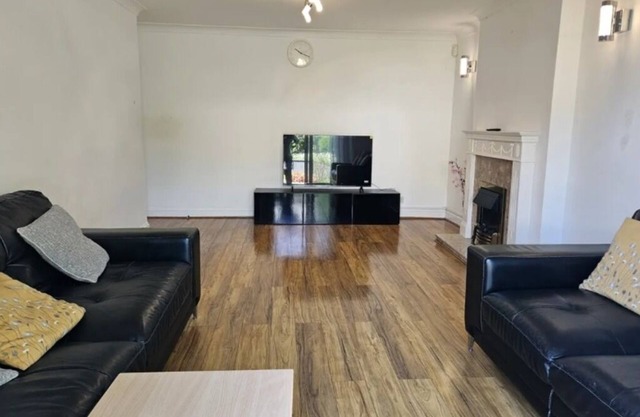 Sutton/London 4 Double Bed Detached House, 30 min to Central London/Wimbledon