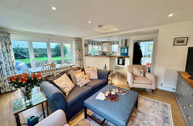 Suzetta fabulous holiday home, quietly central, private parking, pet friendly