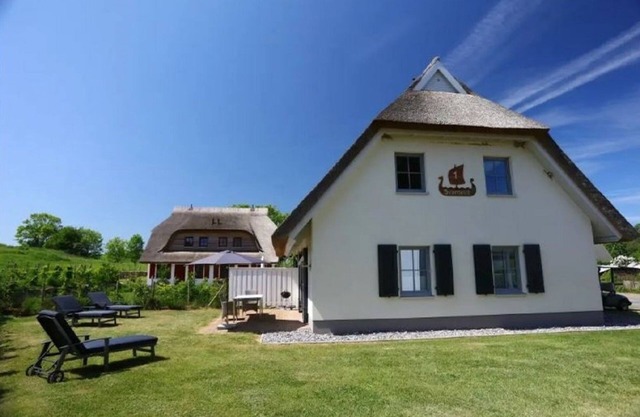 SVANTEVIT | Thatched semi-detached house - Holiday homes under thatch in Lohme