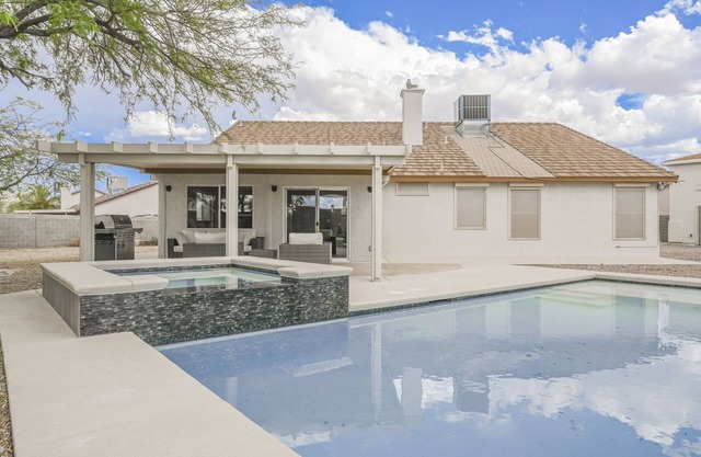 SVS: 4 Bedroom Henderson Home with Pool Table & Pool