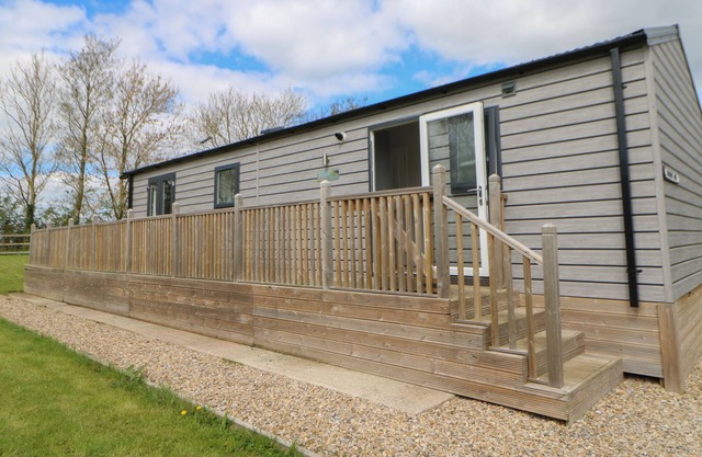 SWALEDALE LARGE POD, pet friendly, with hot tub in Hutton Rudby