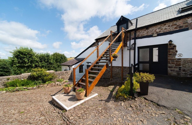 Swallow Cottage - Sleeps 4 with a pool & games room