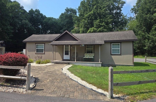 Swallow Falls Cabin 3- a 2 bedroom with Fireplace near Swallow Falls State Park