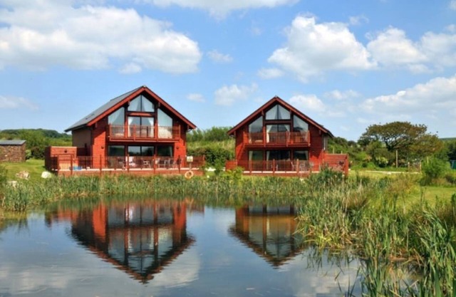 Swallow Lodge with Hot Tub, dogs welcome sleeps 8, Great resort Facilities!