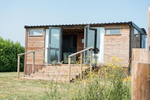 Swallowfield Glamping- Lake View