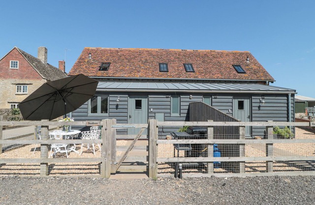 SWALLOWS, 1 THE OLD STABLES, pet friendly, with a garden in Witney