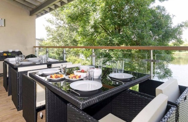 Swallows Nest,lower Mill Estate, Lakeside Home/spa