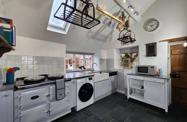Swan Cottage, 2-Bedroom, Canal View, Parking, Wifi, Oxford
