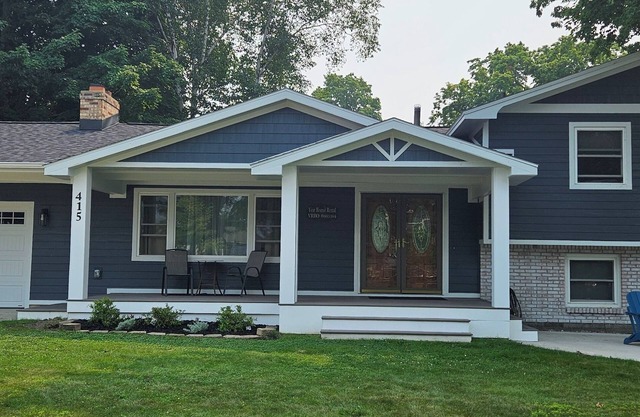 Swan Float Inn- Perfect Location- Beach AND Village of Elk Rapids!