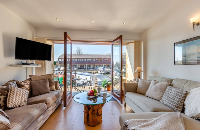 Swan House - Two Bedroom House, Sleeps 4