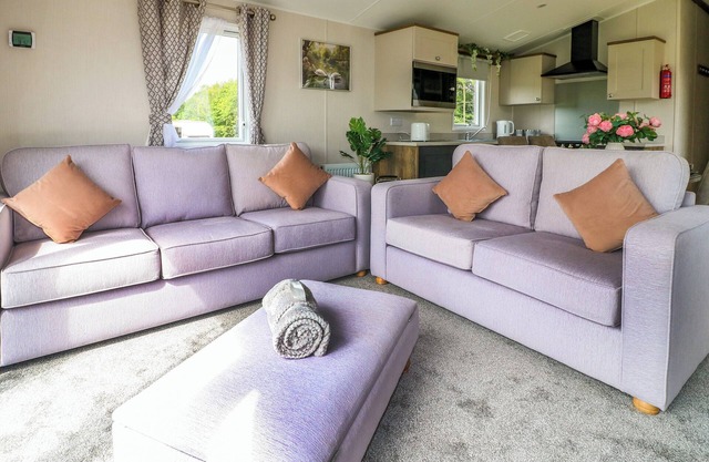 SWAN LODGE, family friendly, with hot tub in Coalville
