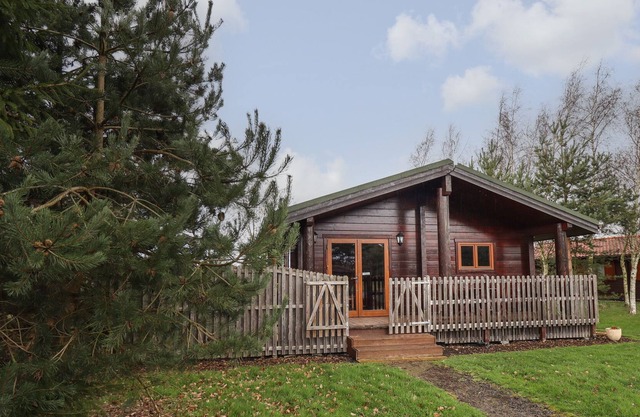 SWAN LODGE, pet friendly, with hot tub in Bardney