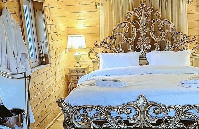 Swan Lodge With Hot Tub, Sauna and Treatments