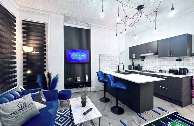 Swanky Seaside Sanctuary w/foozeball - Southend