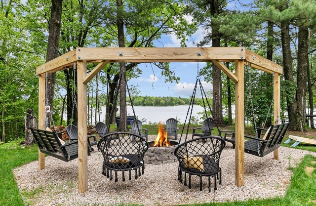 Sweater Weather- Hot Tub, SUPs, Fire, & Chill Spot