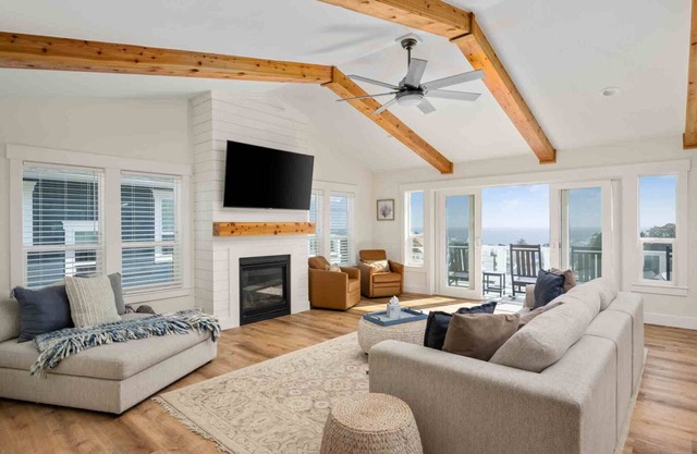 Sweeping Coastal and Ocean Views, Pet Friendly, Hot Tub, All En-Suite Bathrooms, Games, Near Beach