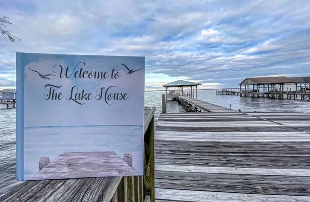 Sweet and cozy 3-bedroom house on enchanting Lake Waccamaw with AC