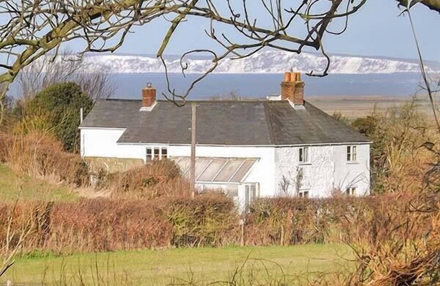SWEET BRIARS, family friendly, character holiday cottage in Chale