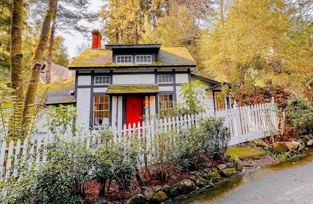 Sweet cottage in the woods with fireplace & patio - steps to town & trails