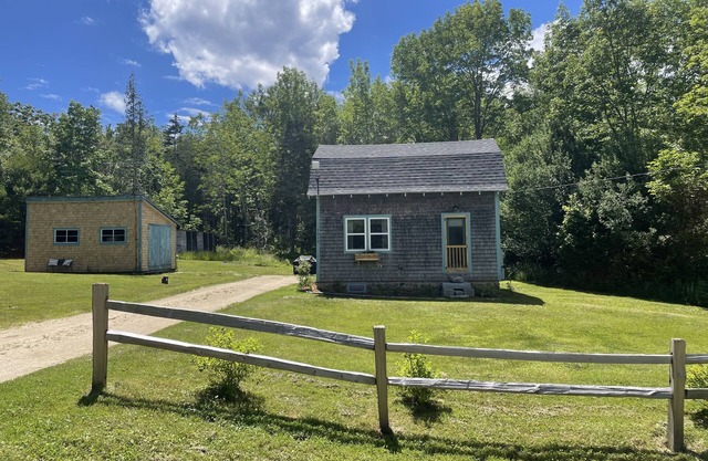 Sweet cottage on Cape Rosier