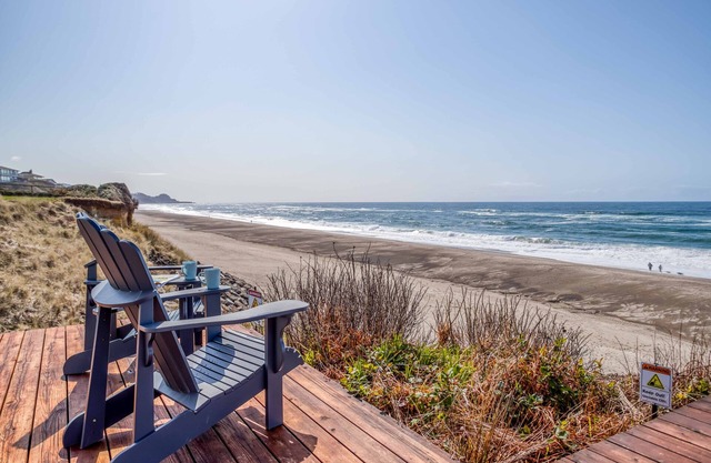 Sweet Gleneden Beach Oceanfront Single-Level has Big Windows, Beach Access!