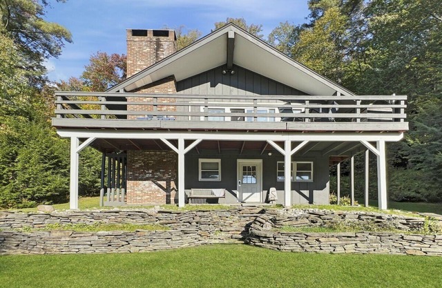 Sweet Life - Vermont Chalet - 6 person Indoor Hot Tub - 15 min to Killington