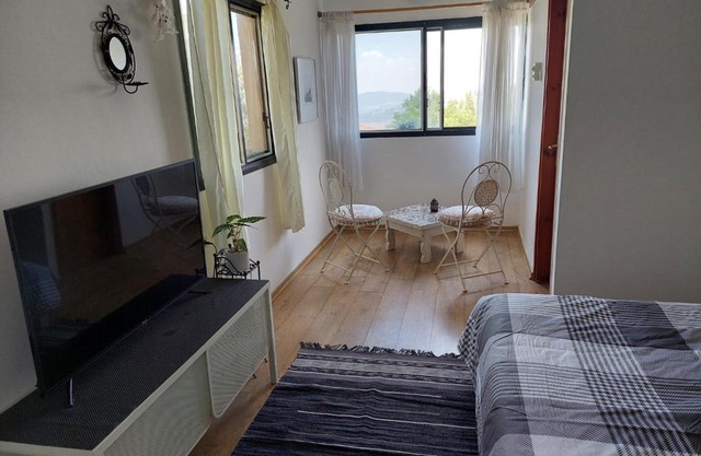 sweet Mountain View room in heart of Amirim