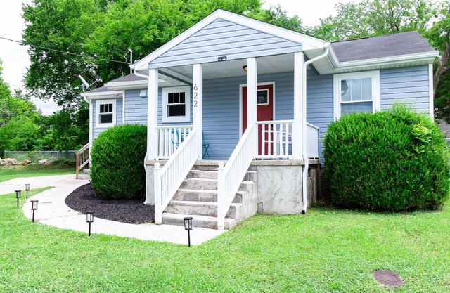 Sweet Peach Bungalow 2BR + laundry. One mile from I-75 yet quiet. Newly updated.