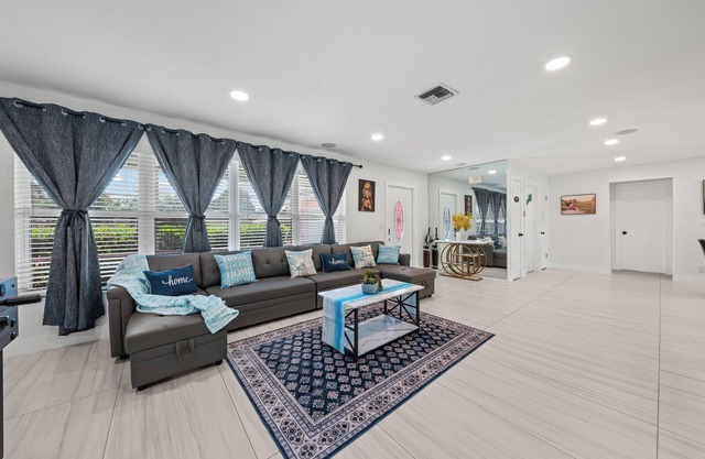 Sweet Pink House, Near Airport/Peanut Island/Cacti Park and walk to Rapids Water Park