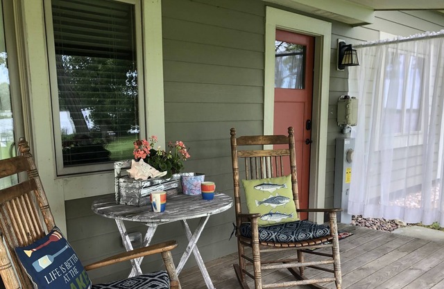 Sweet Sinissippi Butternut Bungalow a perfect getaway! On Lake Sinissippi!