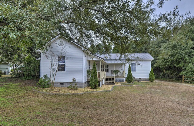 Sweet Southern Pines Abode w/Yard & Covered Porch