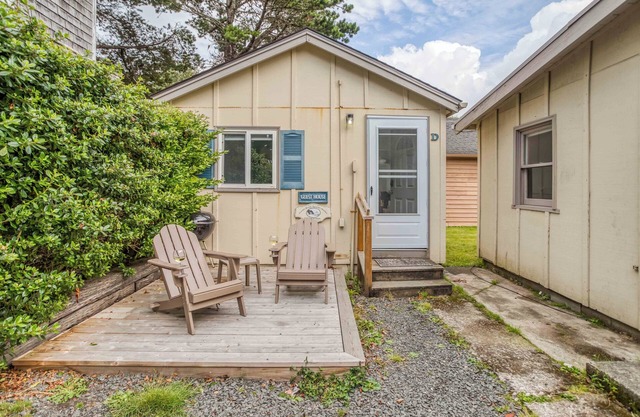 Sweet Studio Cottage with Deck close to Beach and Downtown