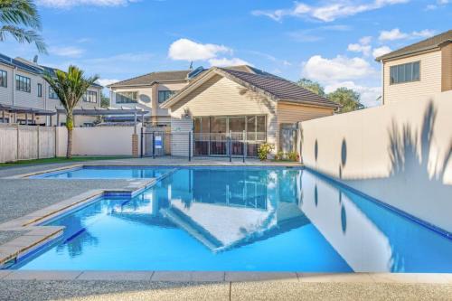 Sweet Sunshine Nest with Pool, Aircon and Parking