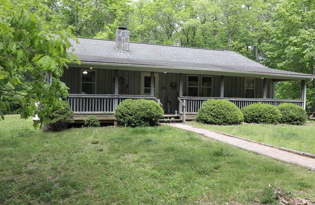 Sweetwater Cabin - secluded and peaceful, by Buffalo Mountain Getaway
