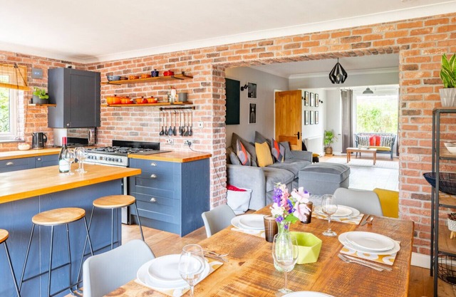 Swift Host | 3 Bed | Outskirts of Norwich | Parking | Garden