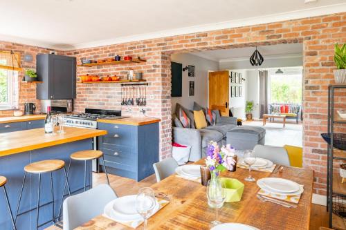 Swift Host - 3 Bed - Outskirts of Norwich - Parking - Garden