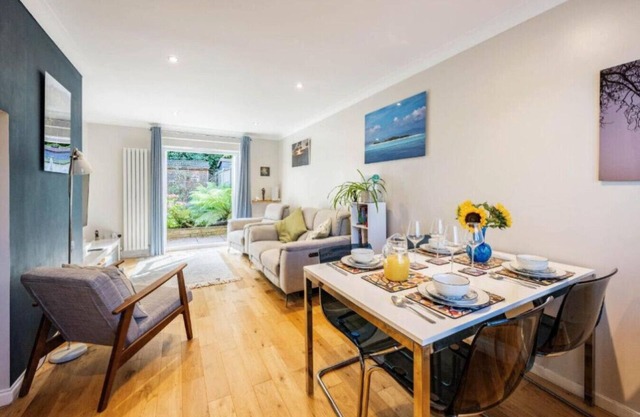 Swift Host | Maple House | Sleeps 4 | Parking | EV Charger | Garden