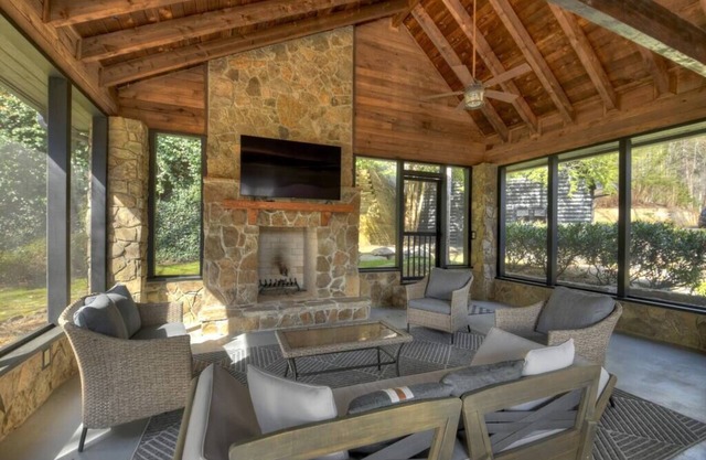 Swimming Bear Lodge | Free Night Offer!