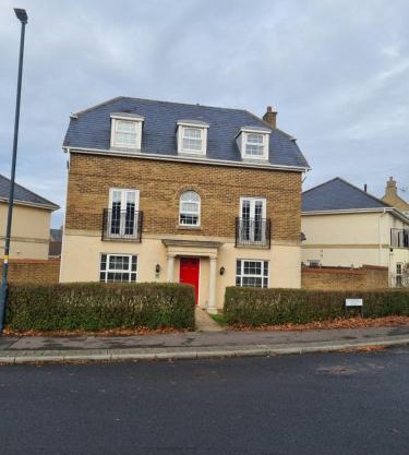 Swindon 6 deluxe doubles 2 with en suite in large house - No Pets