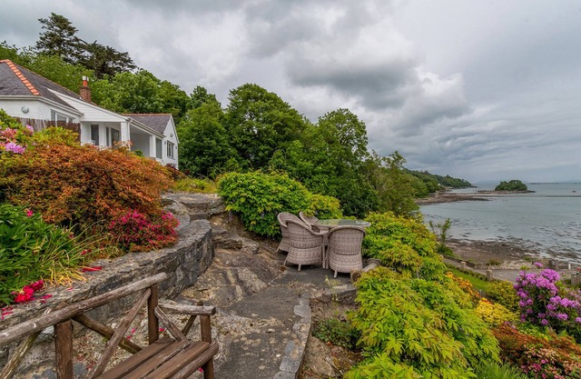 SWN Y WYLAN, pet friendly, luxury holiday cottage in Menai Bridge