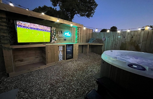 Sycamore Cottage with private Hot tub