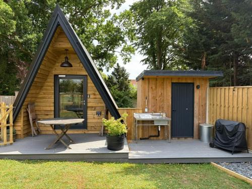 Sycamore Lodge with Hot Tub- Quirky & Romantic