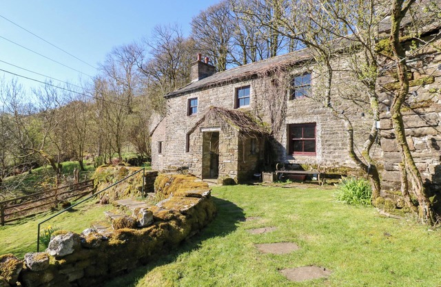 SYCAMORE TREE FARM, pet friendly, with open fire in Ravenstonedale