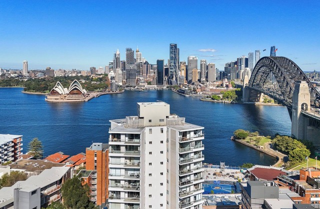 Sydney Harbour Penthouse with World-class views of Harbour Bridge & Opera House