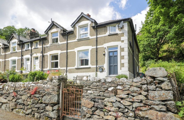 SYGUN VIEW, pet friendly, with open fire in Beddgelert