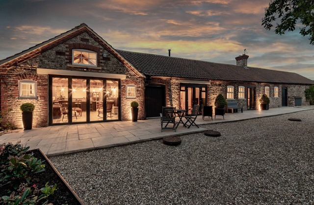 SYKES LODGE, pet friendly, luxury holiday cottage in Malton