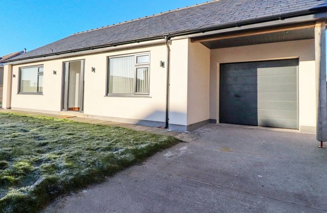 SYWELL BUNGALOW, with a garden in Middleton, Morecambe