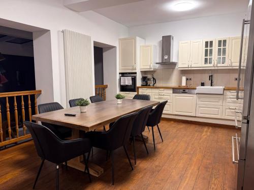 T&K Apartments - 8 Room Detached house - 6 min to Messe DUS - Private Parking