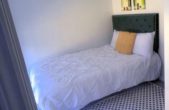 t Private, cozy 1 bedroom guest suite in Oshawa with free parking.